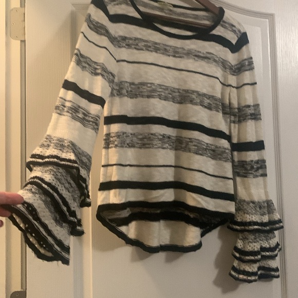 Giani Bini EUC sweater in size small - Picture 4 of 6